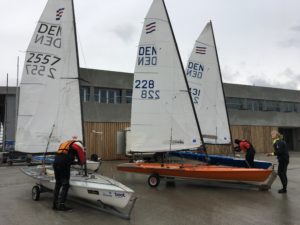 Far og datter: OL sejlerne Lerche Buhl gør sin Contenderjolle klar flankeret af sin far, Per H Hansen, begge Aarhus Sejlklub